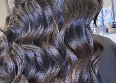 Coiffure élégante aux boucles brillantes chez Aiyra Signature, Crozet, Auvergne-rhône-alpes, FR.