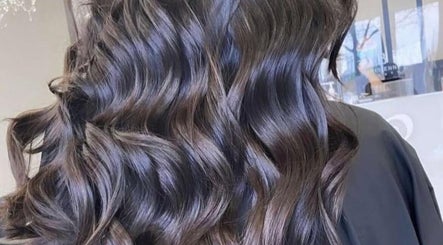 Coiffure élégante aux boucles brillantes chez Aiyra Signature, Crozet, Auvergne-rhône-alpes, FR.