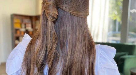 Coiffure élégante à Aiyra Signature, Crozet, Auvergne-rhône-alpes, FR, mettant en valeur des cheveux longs.