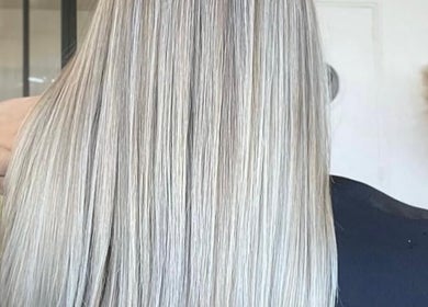 Cheveux longs blonds impeccables chez Aiyra Signature, Crozet, Auvergne-Rhône-Alpes, FR.