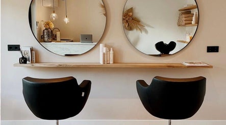 Intérieur moderne et élégant d'Aiyra Signature à Crozet, Auvergne-rhône-alpes, FR, avec deux miroirs ronds noirs.