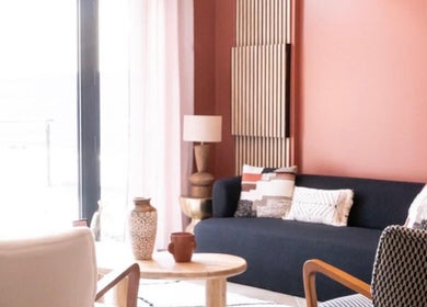 Salon chic à Aiyra Signature, Crozet, Auvergne-rhône-alpes, FR avec canapé noir, décor moderne.