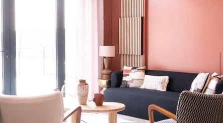 Salon chic à Aiyra Signature, Crozet, Auvergne-rhône-alpes, FR avec canapé noir, décor moderne.