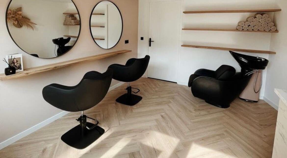 Intérieur chic du salon Aiyra Signature à Crozet, Auvergne-rhône-alpes avec mobilier élégant.