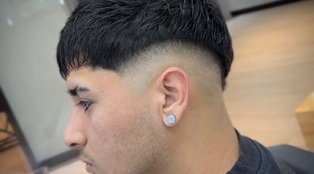 Corte de cabello moderno en Lucho.brs, Santiago, CL, destacando un estilo fresco y pulido.