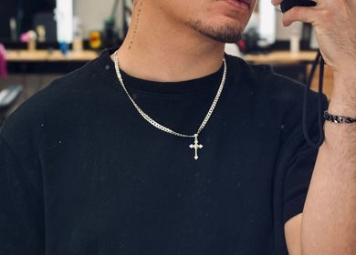 Hombre con collar elegante en Lucho.brs, barbershop en Santiago, CL.