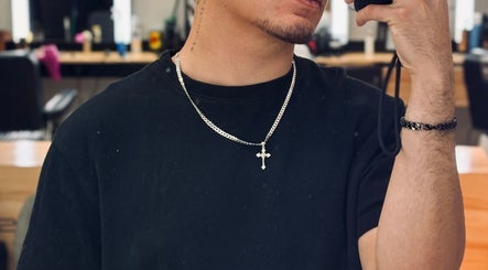 Hombre con collar elegante en Lucho.brs, barbershop en Santiago, CL.