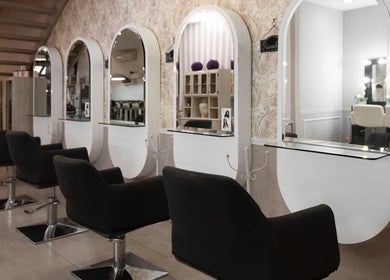 Sleek salon chairs and mirrors at Laviish Luxe Beauty, Houston, Texas, US. A chic and modern venue.