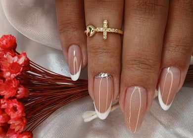 Unhas decoradas com estilo francês e flores no Stúdio Docarmo Martins, em São Paulo, São Paulo, BR.