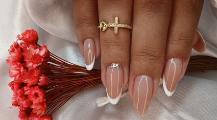 Unhas decoradas com estilo francês e flores no Stúdio Docarmo Martins, em São Paulo, São Paulo, BR.