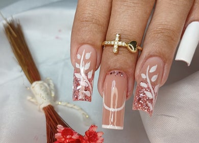 Nail art detalhado com glitter no Stúdio Docarmo Martins em São Paulo, São Paulo, BR.