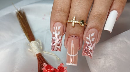 Nail art detalhado com glitter no Stúdio Docarmo Martins em São Paulo, São Paulo, BR.