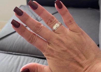 Unhas com esmalte bordô em Stúdio Docarmo Martins, São Paulo, São Paulo, BR.