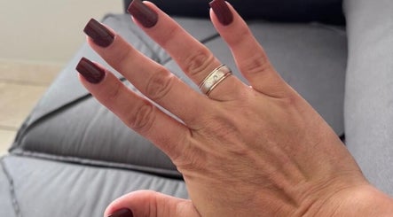 Unhas com esmalte bordô em Stúdio Docarmo Martins, São Paulo, São Paulo, BR.
