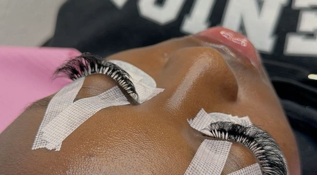 Eyelash extensions at Beauty Bar by Angelique, Willemstad, Curaçao, CW, showcasing professional eyelash application.