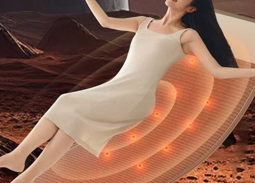 在FuMei Wellness Spa，Chino Hills，加州，一位女士在温暖发光的按摩床上放松。