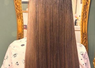 Elegant, straight hair in front of a golden mirror at Arcana Studio, Ciudad De México, Ciudad De México, MX.