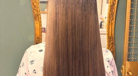 Elegant, straight hair in front of a golden mirror at Arcana Studio, Ciudad De México, Ciudad De México, MX.