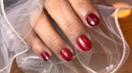 Crimson red nail art at Arcana Studio, Ciudad De México. Enhance your beauty with flawless manicures.