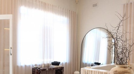 Elegant interior of The Lune Nails in Perth, Western Australia, AU featuring a round mirror and minimalist decor.