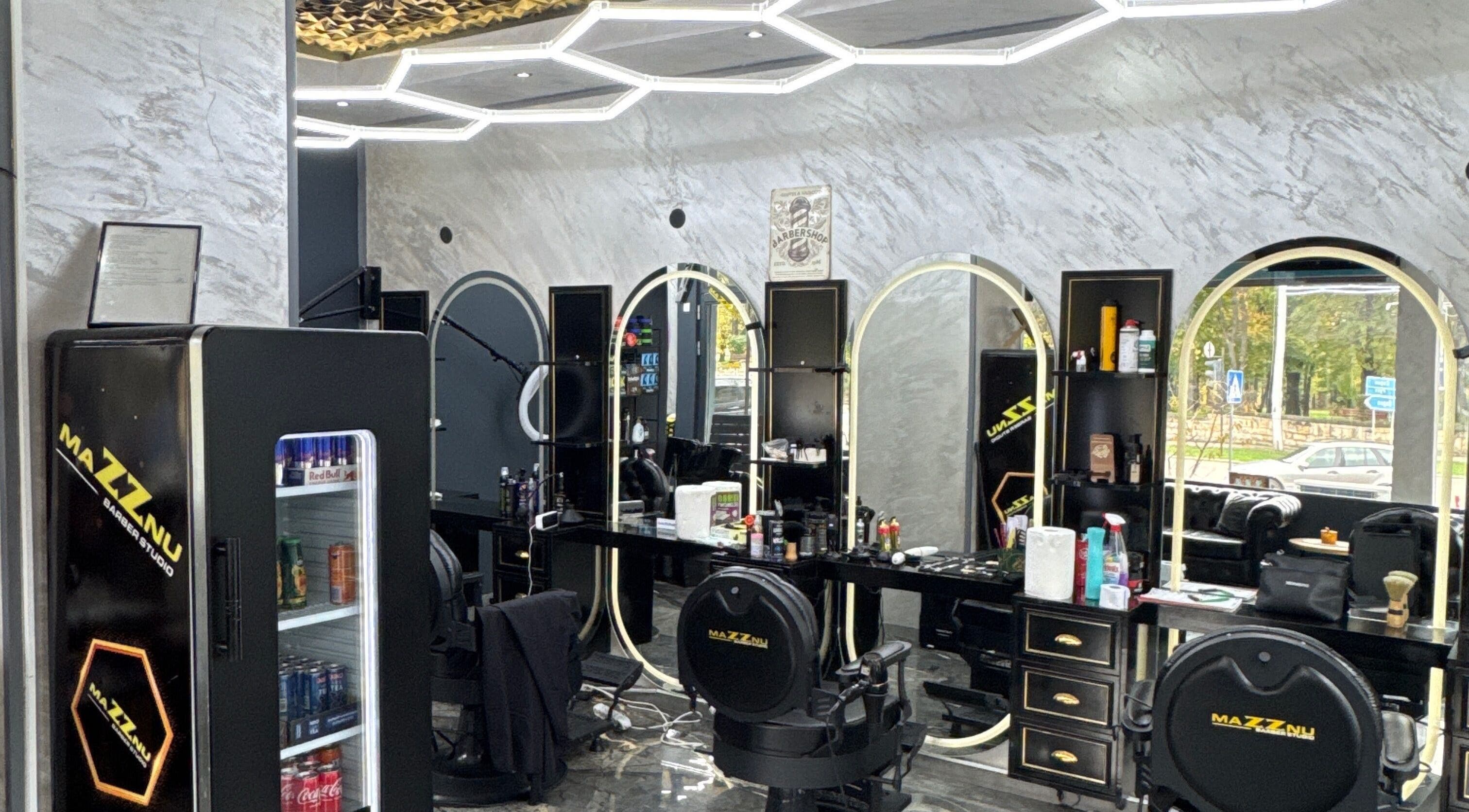 Модерен салон MaZZnu в Шумен, Област Шумен, BG с изискана обстановка и огледала.