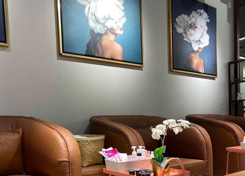 ديكور داخلي بمركز بيت العروس للتزيين النسائي، الرياض. لوحات أزهار وكراسي مريحة.