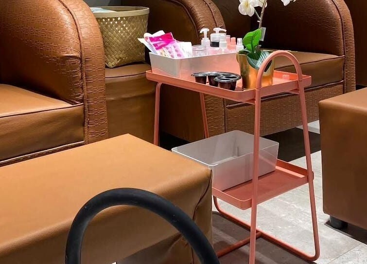 جلسة أنيقة بمركز بيت العروس للتزيين النسائي، الرياض، الرياض، المقاعد الجلدية والترتيبات الجمالية.