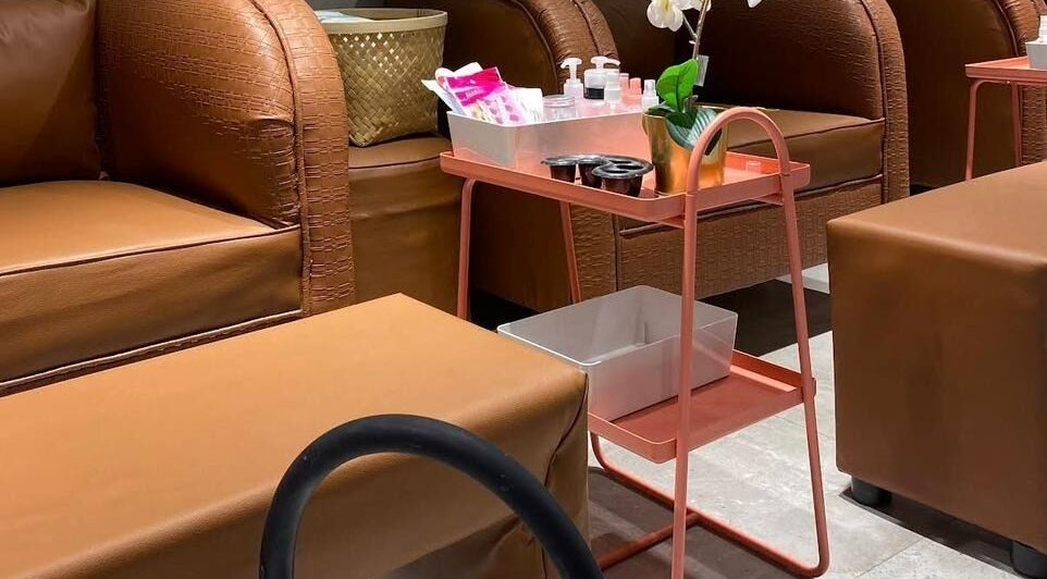 جلسة أنيقة بمركز بيت العروس للتزيين النسائي، الرياض، الرياض، المقاعد الجلدية والترتيبات الجمالية.