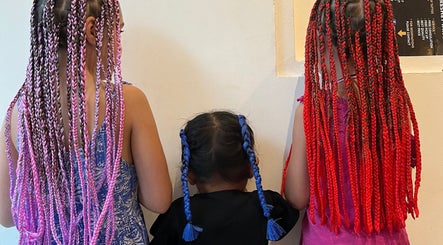 Gaya rambut kepang warna-warni di SARI SPA, Bali, Bali, ID, menonjolkan sentuhan modern.