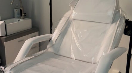 White treatment chair in Bodmerised spa room, Romford, England, GB. Perfect for relaxation and wellness.