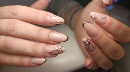 Elegante manicure decorata a BubbleNails, Tiezzo, Friuli-venezia Giulia, IT.