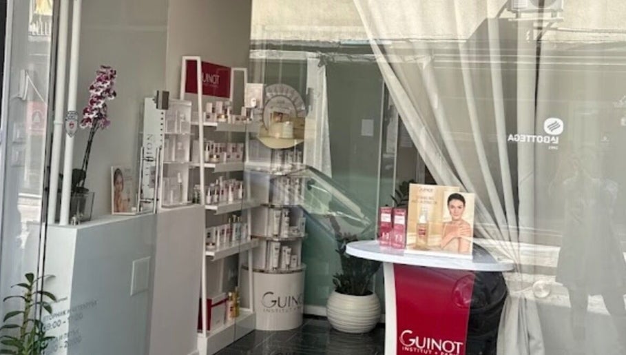 Изчистен интериор на Vmv beauty studio, София, Област София, BG с козметични продукти Guinot.
