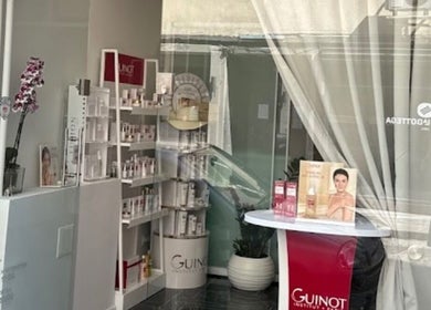 Изчистен интериор на Vmv beauty studio, София, Област София, BG с козметични продукти Guinot.