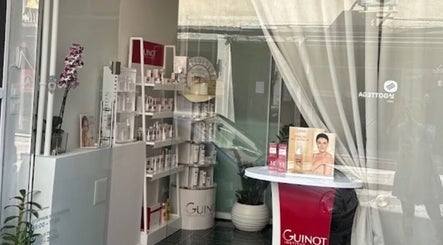Изчистен интериор на Vmv beauty studio, София, Област София, BG с козметични продукти Guinot.