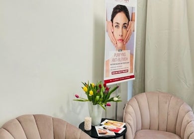 Уютен ъгъл във Vmv beauty studio, София, Област София, BG с модерни кресла и цветя.