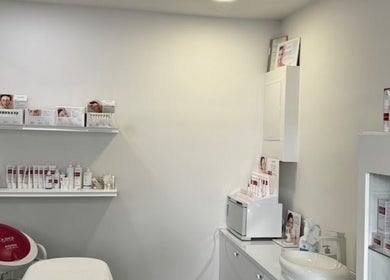 Интериор на Vmv beauty studio в София, Област София, BG с козметични продукти на рафт.