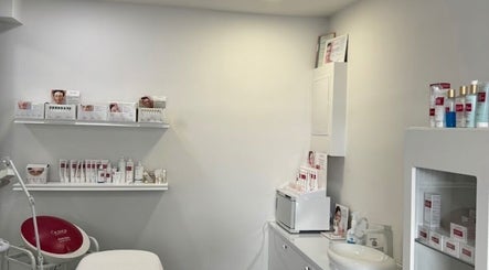 Интериор на Vmv beauty studio в София, Област София, BG с козметични продукти на рафт.