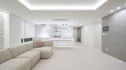 Modern, minimalist lounge at aribeauty, Melbourne, Victoria, AU with elegant design and soft lighting.