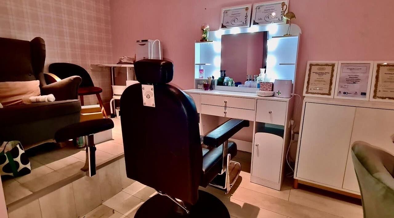 Cozy beauty station at THE BROW CORNER, Glasgow, Scotland, GB with mirror lighting and beauty products.