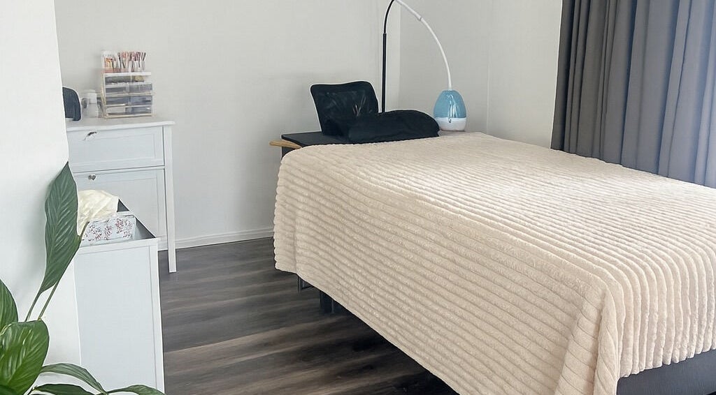 Relaxing treatment bed at THE LASHED LIFE, Melbourne, Victoria, AU, inviting calmness and comfort.