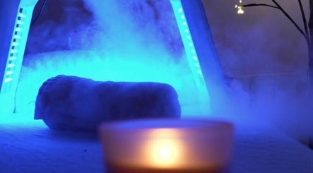 Ambiance lumineuse bleue relaxante à l'Institut GBK, Aulnay-sous-bois, Île-de-france, FR.