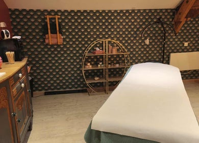 Salle de soin élégante chez Pin-up'ement Belle, Elbeuf, Normandie, FR avec décor vintage raffiné.