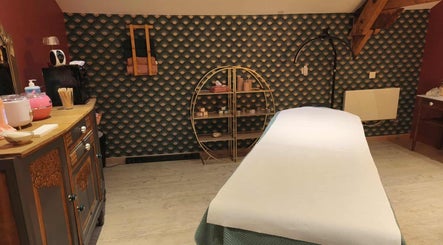 Salle de soin élégante chez Pin-up'ement Belle, Elbeuf, Normandie, FR avec décor vintage raffiné.