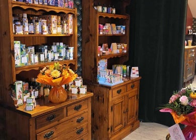 Étagères en bois avec produits beauté chez Pin-up'ement Belle, Elbeuf, Normandie, FR.