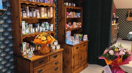 Étagères en bois avec produits beauté chez Pin-up'ement Belle, Elbeuf, Normandie, FR.