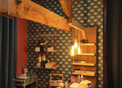 Coin de beauté chez Pin-up'ement Belle, Elbeuf, Normandie, FR, avec étagères et éclairage chaleureux.