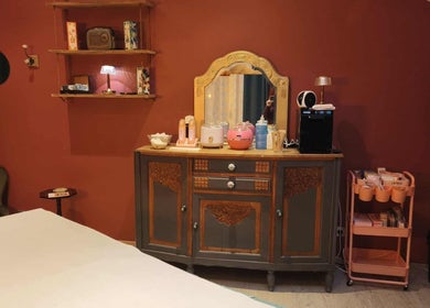 Cozy salon corner at Pin-up'ement Belle, Elbeuf, Normandie, FR with vintage vanity decor.