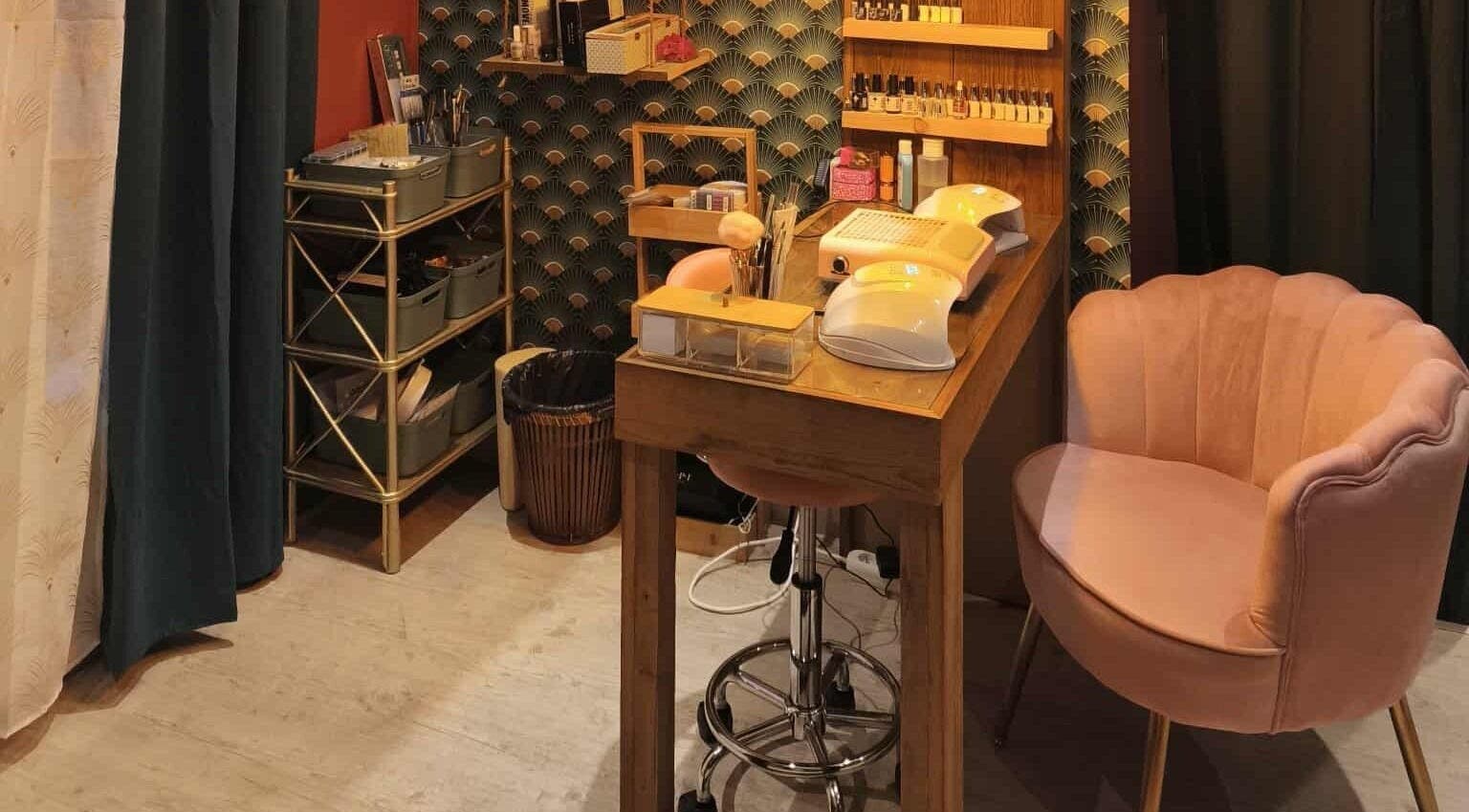 Coin manucure élégant chez Pin-up'ement Belle, Elbeuf, Normandie, FR. Ambiance raffinée et cosy.