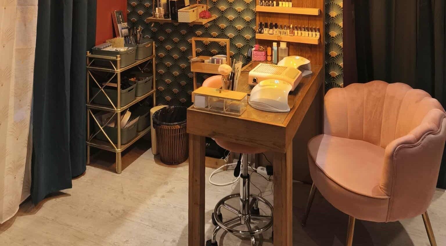 Coin manucure élégant chez Pin-up'ement Belle, Elbeuf, Normandie, FR. Ambiance raffinée et cosy.