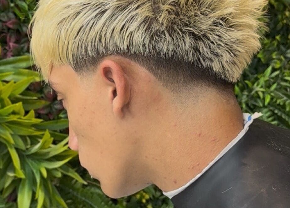 Corte moderno en Abrahan Rey, La Reina, Región Metropolitana, CL, rodeado de plantas vibrantes.